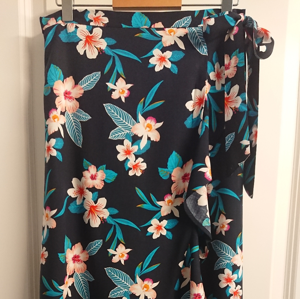 Floral Wrap-aound Skirt With Tie.